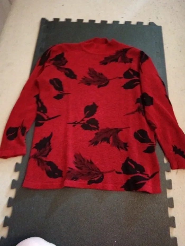 Pull rouge à feuilles