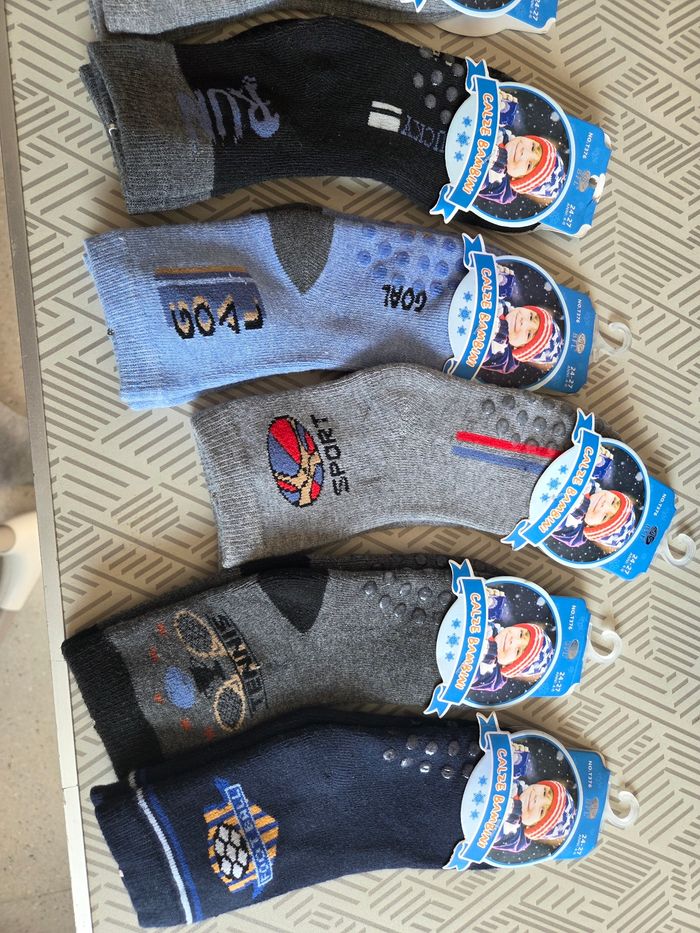 Lot 9 paires de chaussettes neuves antidérapante 24/27 - photo numéro 3