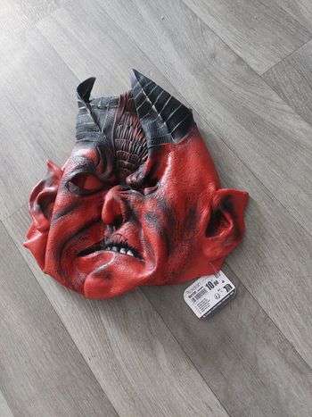 Masque de diable neuf