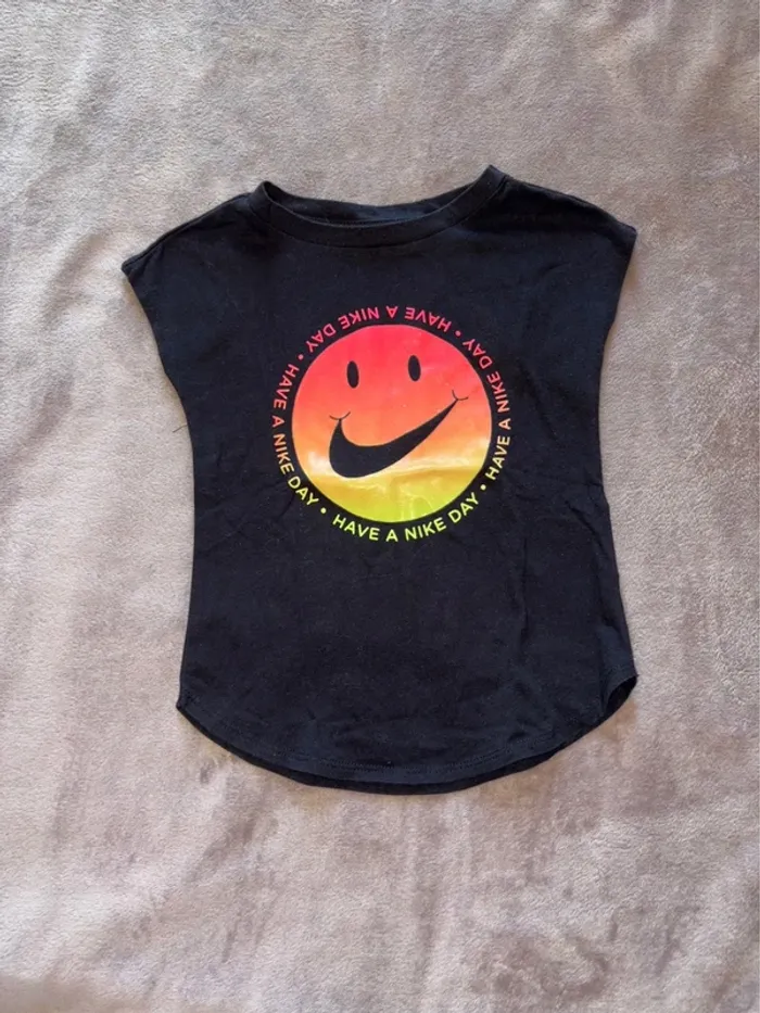 T-shirt noir Nike fille taille 3 ans en très bon état.