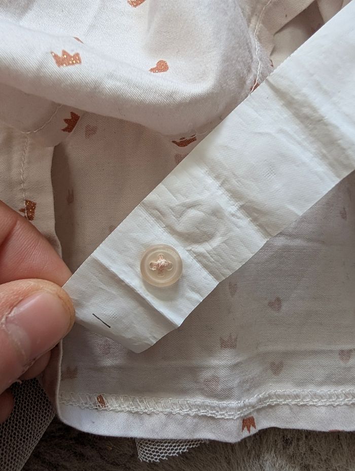 Robe bébé fille 12 mois Tape à l’Œil – haut tricot doré & jupe tulle blanche à motifs dorés – TBE - photo numéro 3