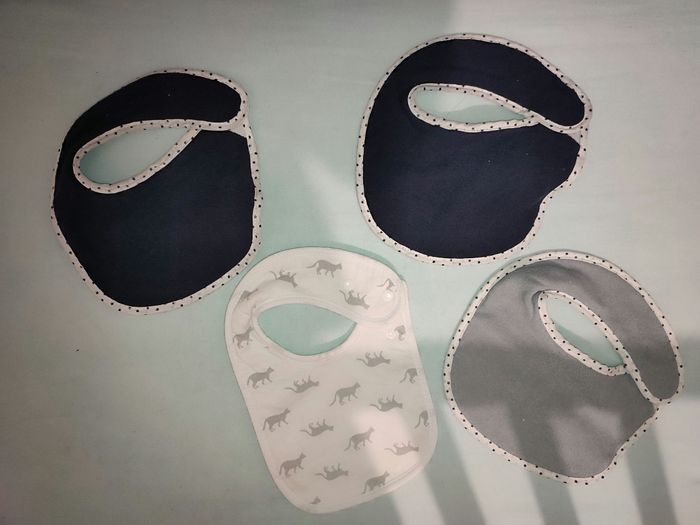 Lot de bavoirs bébé Kiabi neuf