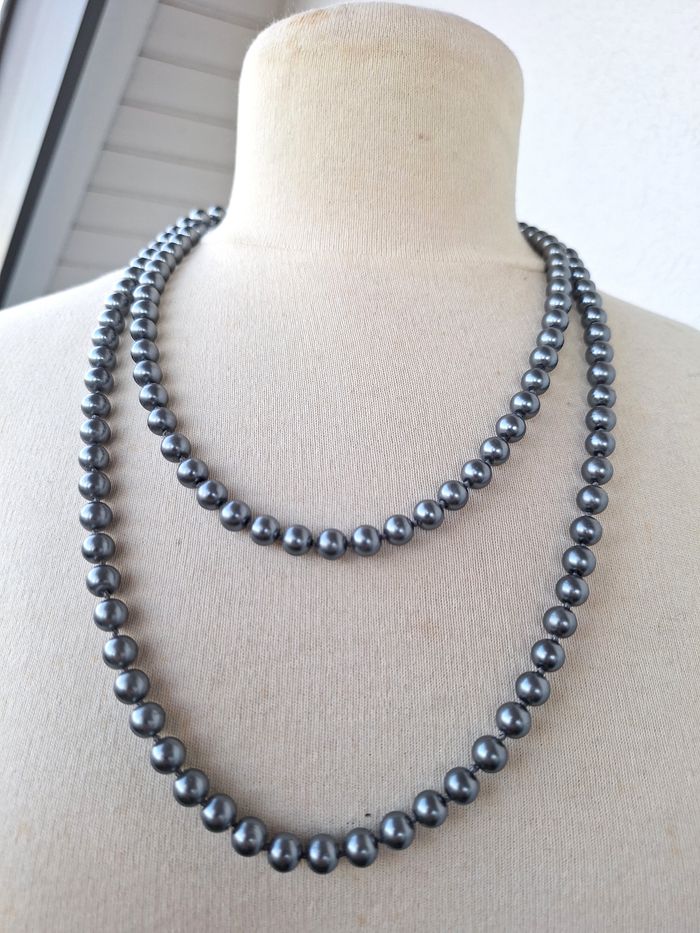 COLLIER A PERLES GRISES ARGENTEES