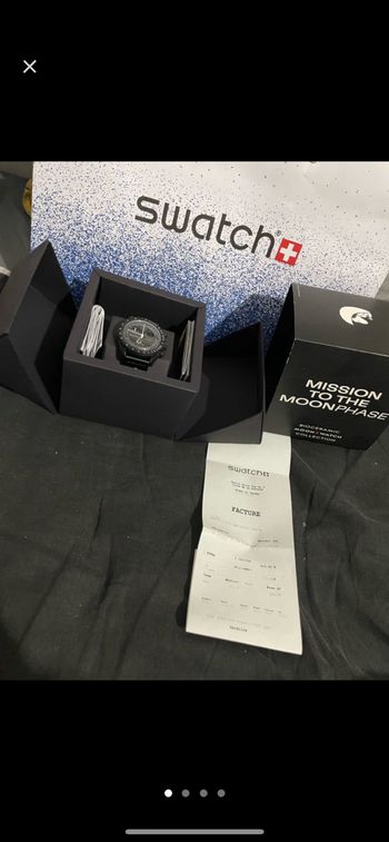 Montre Omega X swatch moonswatch mission to the moonphase snoopy black