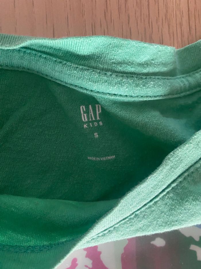 T-shirt vert gap fille 8 ans terre planète paix symbole holographique - photo numéro 5