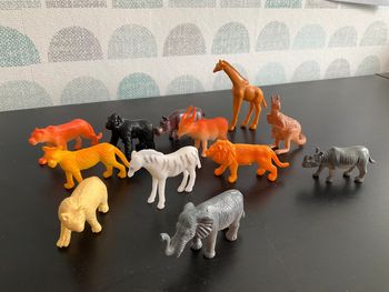 12 figurines Animaux du monde