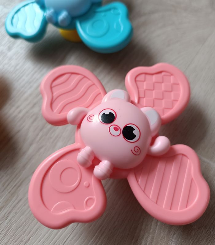 💛🩷🩵 3 Spinners colorés pour bébé .  Toupies avec ventouse se fixe sur la chaise haute ou la baignoire - photo numéro 4