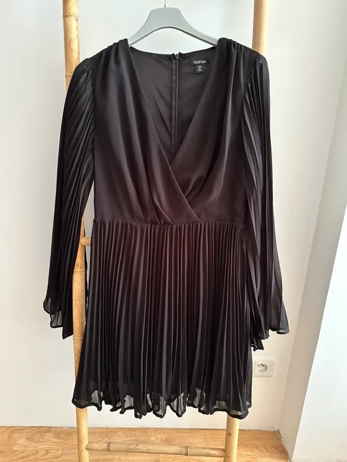 Robe noire plissée