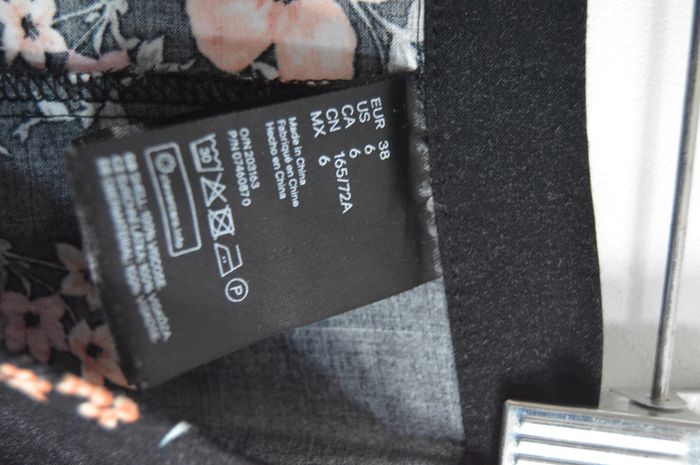 Jupe fleurie noire boutonnée – H&M Divided – Taille 38 - photo numéro 4