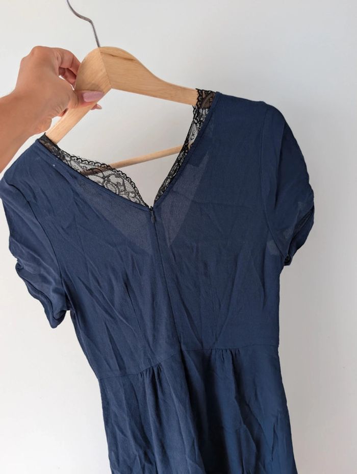 Robe mi-longue patineuse bleu, marine décolleté dentelle moderne et chic Kookaï taille 36 - photo numéro 5
