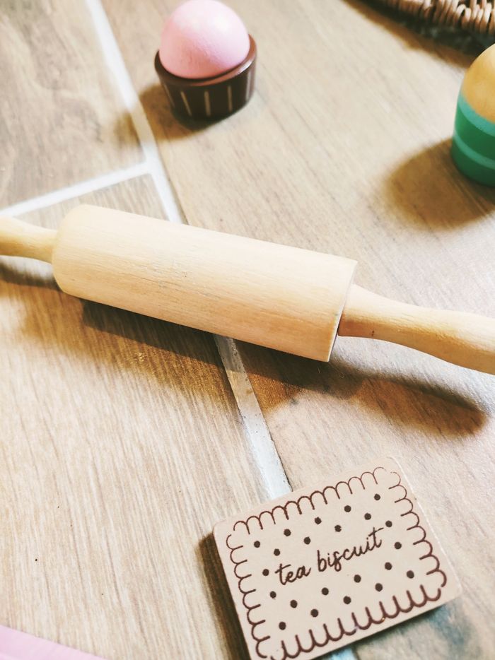 🍪 Dinette lot de diverd gâteaux et rouleau à pâtisserie en bois - photo numéro 3