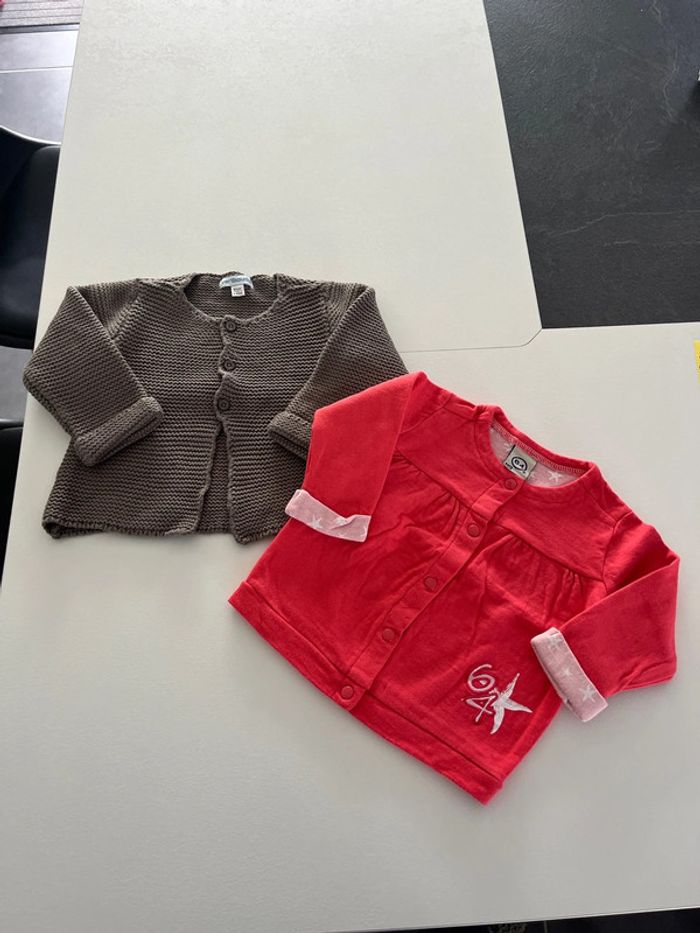 Lot de deux gilets 64 et Vertbaudet 6 mois