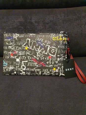 Pochette DKNY neuf avec étiquette