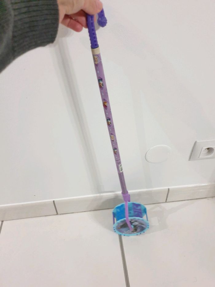 Bâton a balle roulants reine des neiges - photo numéro 2