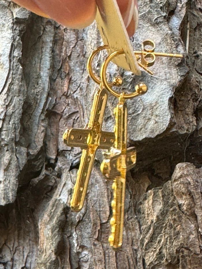 Boucles d’oreilles petites créoles grosse croix incrustées de cristaux habaha Paris - photo numéro 7