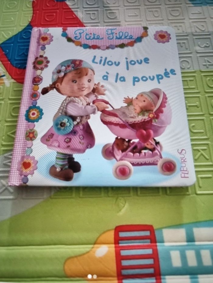 Lilou joue à la poupée