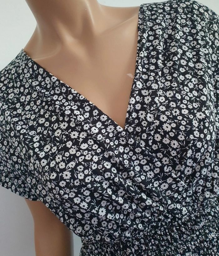 Longue robe neuve avec étiquette noire à fleurs blanches taille magique jusqu au 52 - photo numéro 2