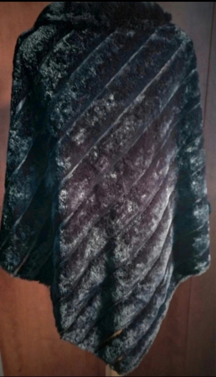 Poncho noir fausse fourrure - photo numéro 5