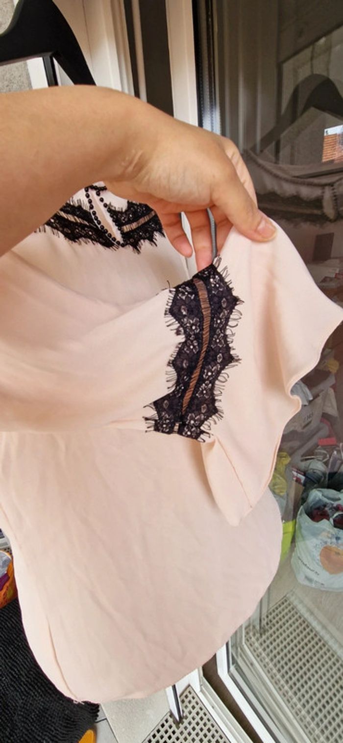 Joli haut d'été rose pâle manches mi longues broderies en dentelle noir taille 42 - photo numéro 2