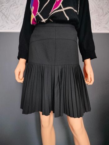 Jolie petite jupe noire plissée T38 J*185