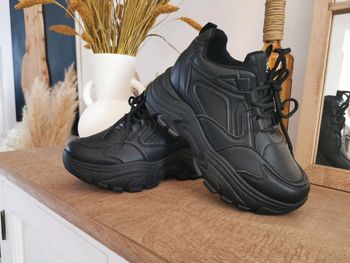 Baskets compensées noires à lacets