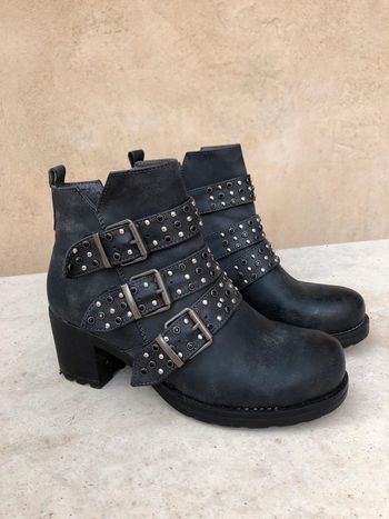 Bottines noires à brides cloutées 37
