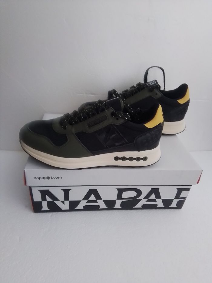 NAPAPIJRI  basket EU 40. Neuve. - photo numéro 3