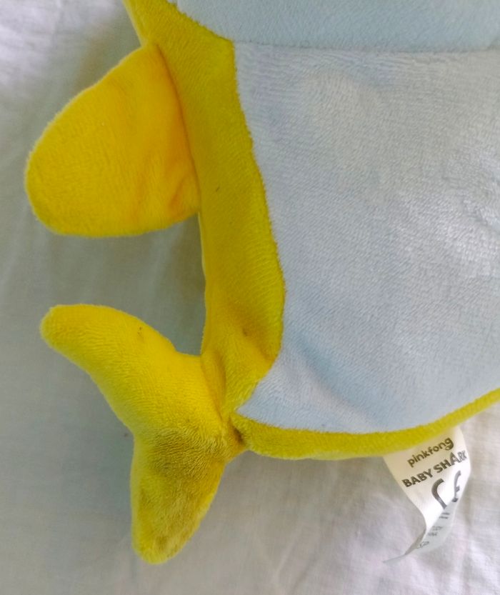 Lot de peluches Baby Shark et Minions - photo numéro 4