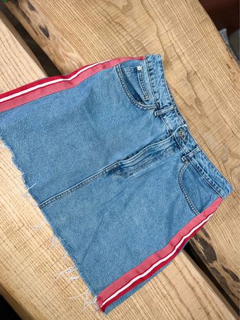 Mini Jupe en jean Zara taille 38 40 bleu rouge bandes