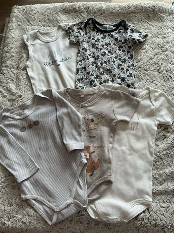 Lot de 5 bodies bébé ( 2 de 12mois). ( 3 de 18 mois)