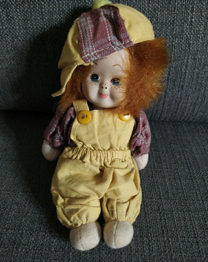 Poupée en porcelaine