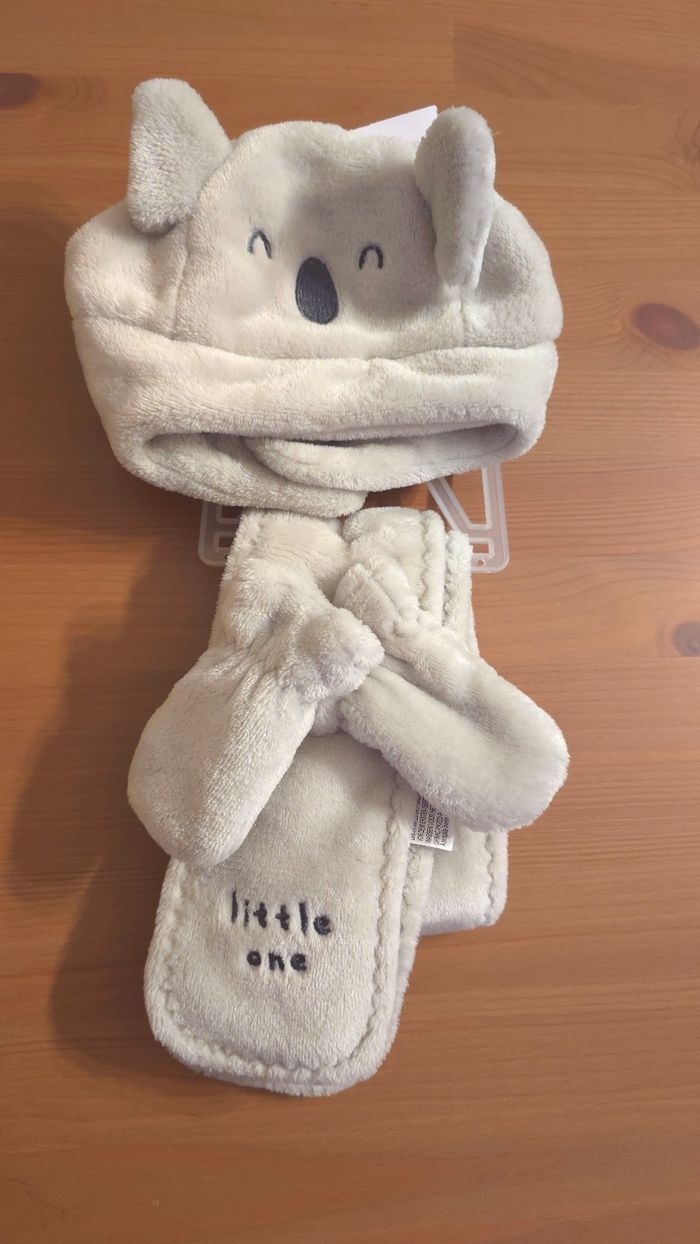 Neufs (non portés) 🏷💙🤩😍 superbe ensemble bonnet ,moufles et écharpe 6 mois garçon 💙💙💙 - photo numéro 2