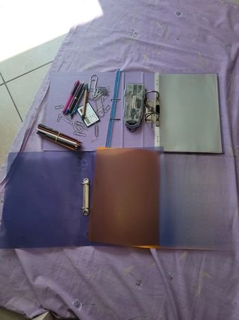 Fourniture scolaire lilas
