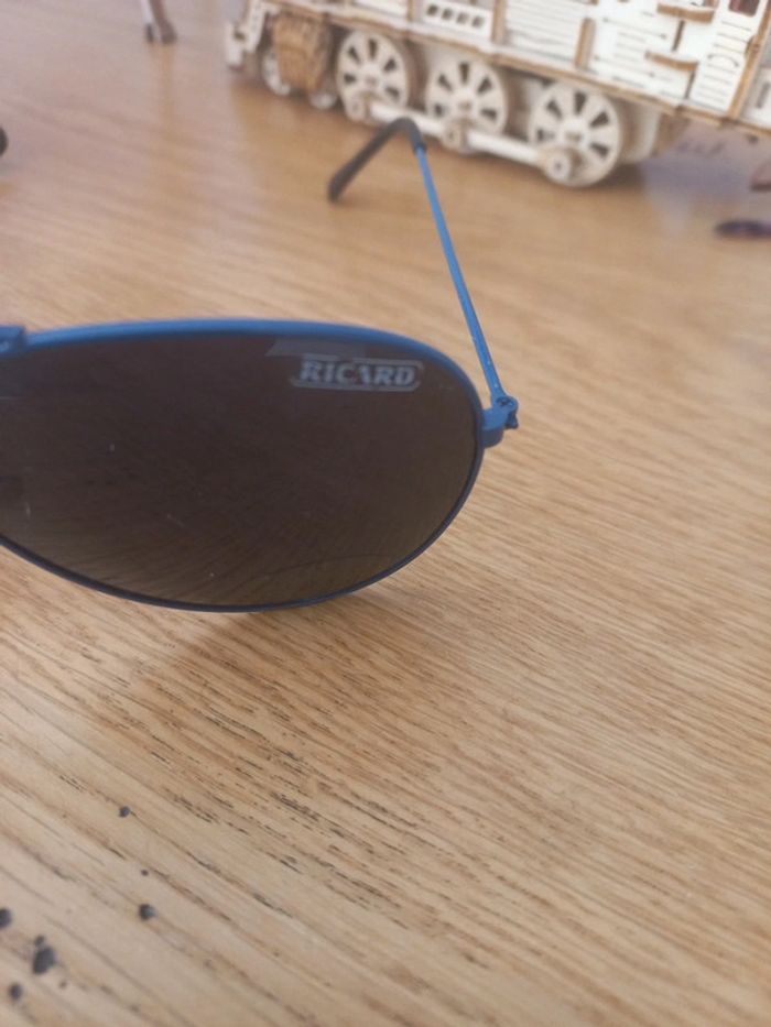 Une paire de lunettes de soleil ricard avec sa housse - photo numéro 2
