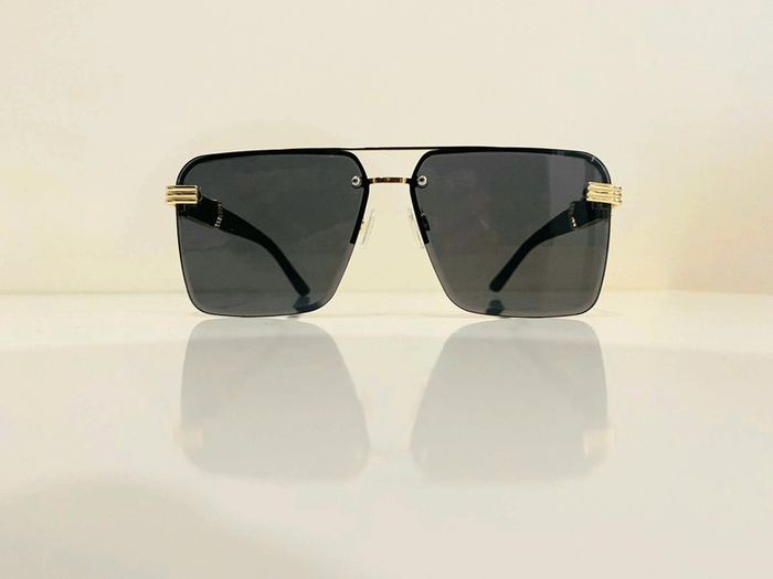 Lunette de soleil mixte verres noirs bras effet bois taille moyenne - photo numéro 2