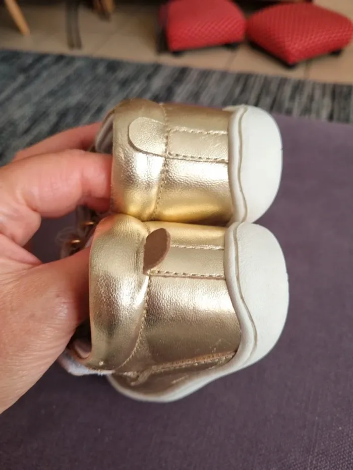 Sandales Vertbaudet neuves couleur or T24 - photo numéro 3