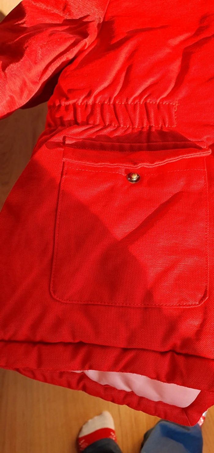 Kispo vermelho com 2 bolsos e pêlo removível no capucho - photo numéro 3