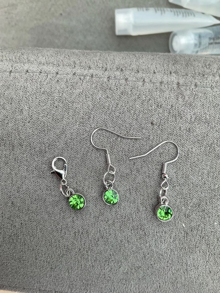 Boucles d’oreilles et breloque verte neuve