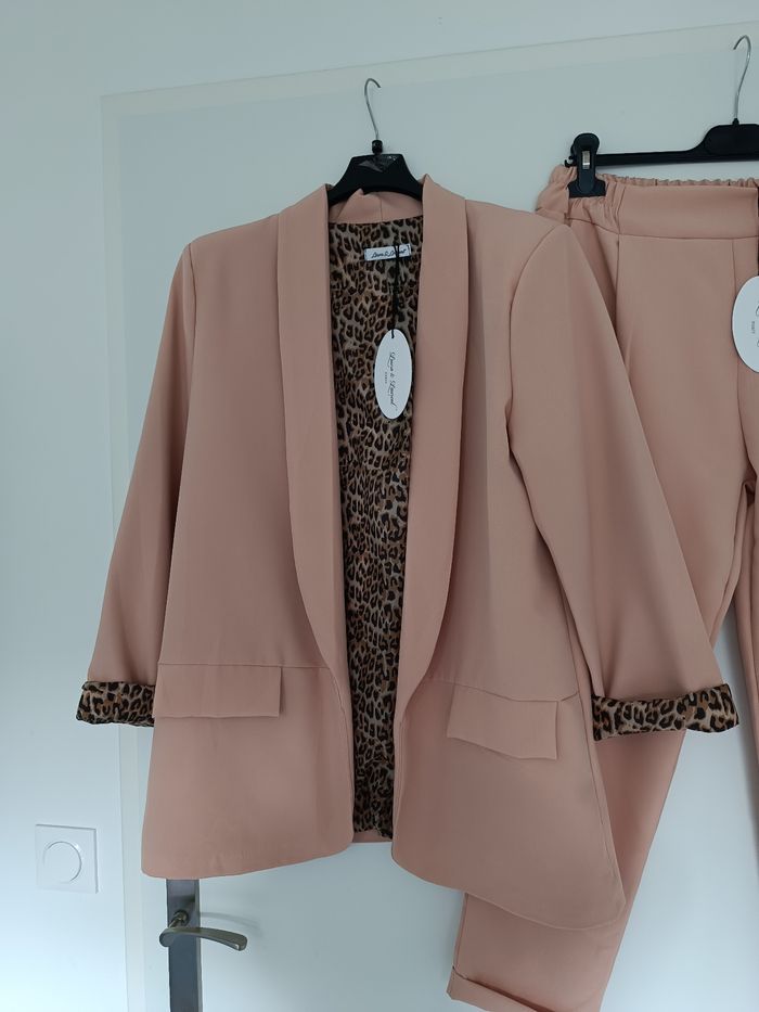 Ensemble femme neuf avec étiquette (140€ - photo numéro 2