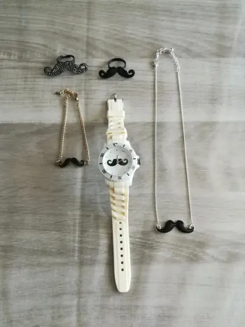 Lot bijoux moustache