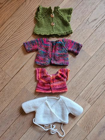 Lot de 4 gilets pour poupée de 30 cm