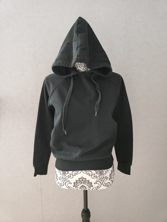 sweat à capuche noir imprimé- taille XXS