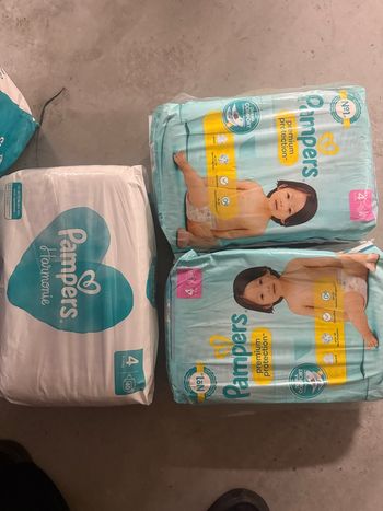 Lot pampers premuim taille 4