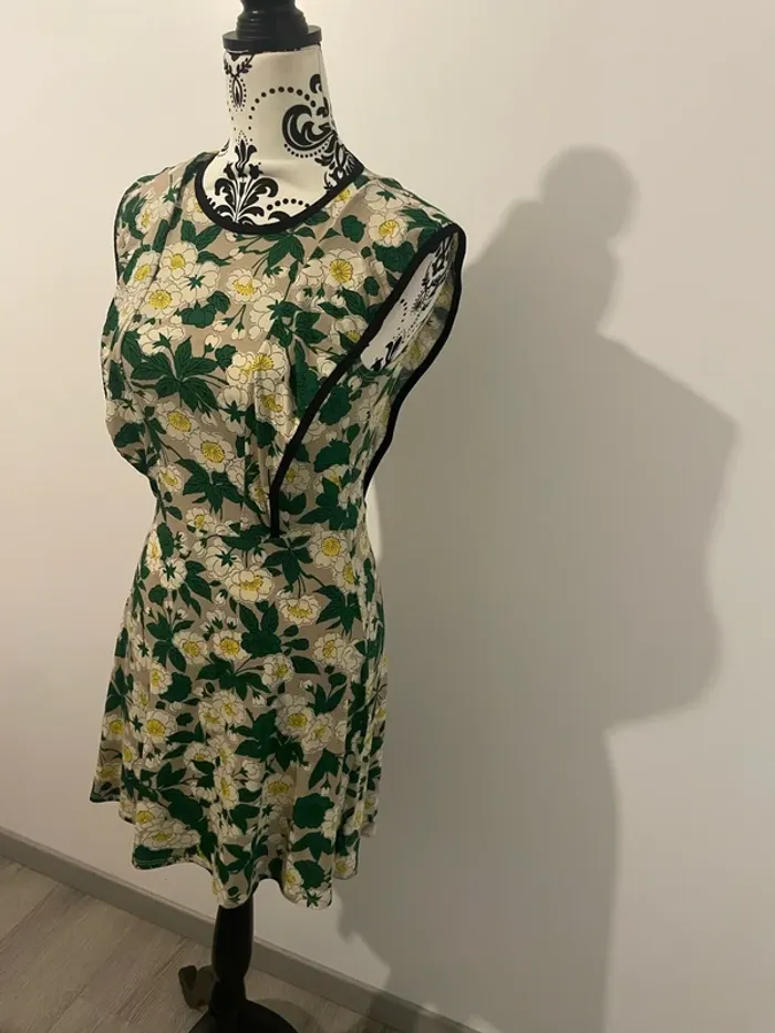 Robe fluide sans manche beige à fleurs vert et jaune Asos taille 34 - photo numéro 3