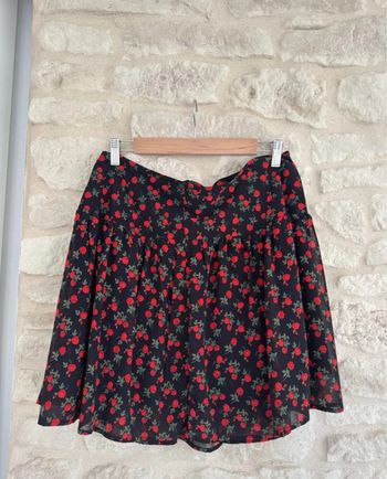 Jupe avec des roses rouge Zara Taille M - 5 €