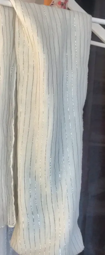 #Foulard blanc avec traits fins argenté #