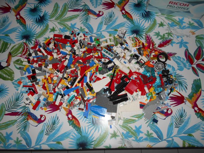 Lot Légo vrac + figurines + notices