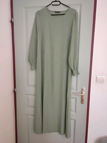 Abaya taille S, détails manches poignet chouchou