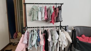 Le portant tous neuf et 50 vêtements de 1 a 3 mois