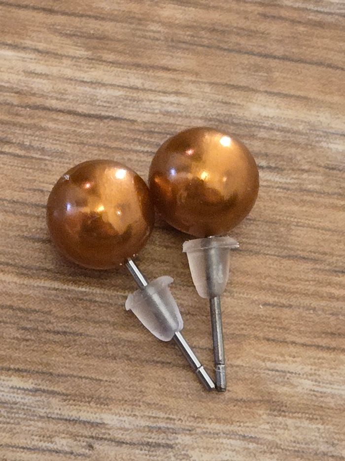 Boucles d'oreilles perles nacrées marrons - photo numéro 3